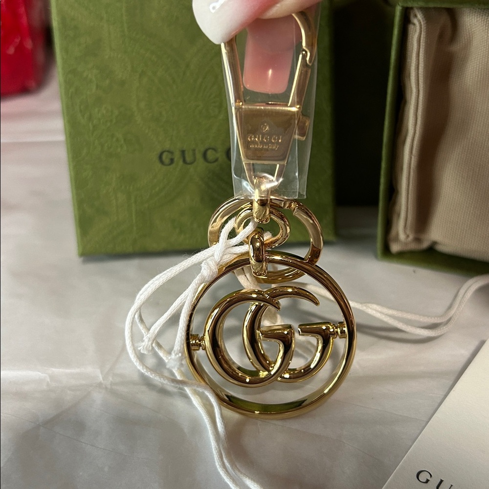 Gucci double G keychain in gold with box, shopping bag, and box - Picture 2 of 10
